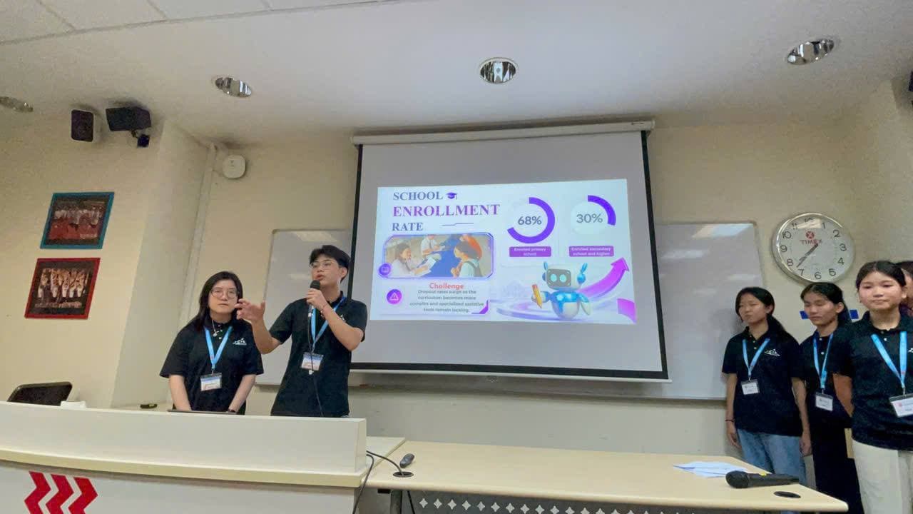 Bao Nam presenting the EduVision-AI project at a school competition