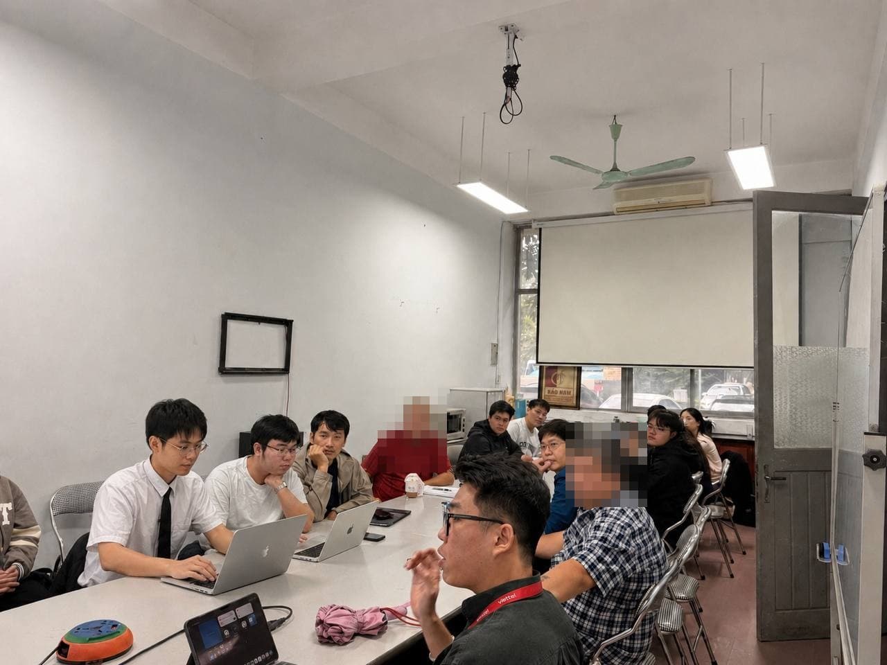 Research working session on the dMOM reproductive-health study with the team